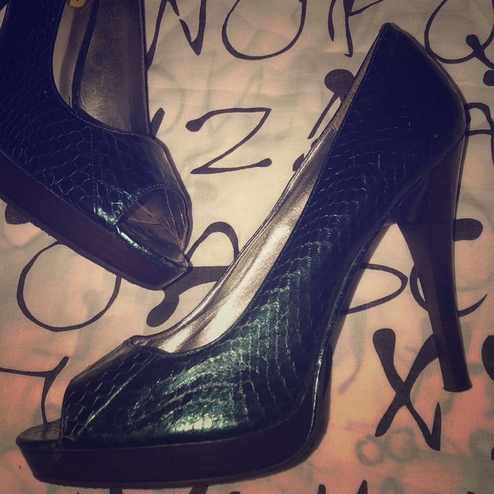 ✨NEW Calvin Klein Green Metallic Snakeskin Heels